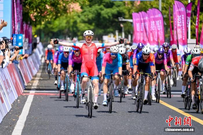 2025年犀旺杯环黄山国际公路自行车赛正式开赛，