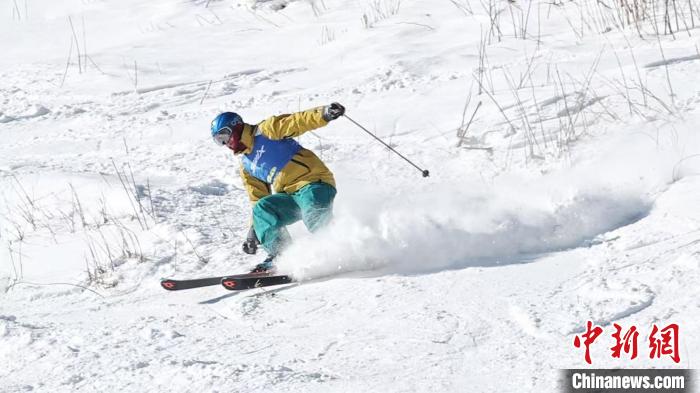 全国70余名滑雪爱好者在亚布力挑战亚洲最陡野雪