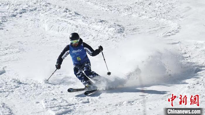 全国70余名滑雪爱好者在亚布力挑战亚洲最陡野雪