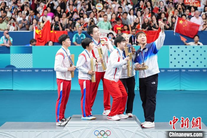 巴黎奥运赛场内外的温情瞬间：拥抱、自拍与互