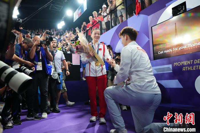 巴黎奥运赛场内外的温情瞬间：拥抱、自拍与互