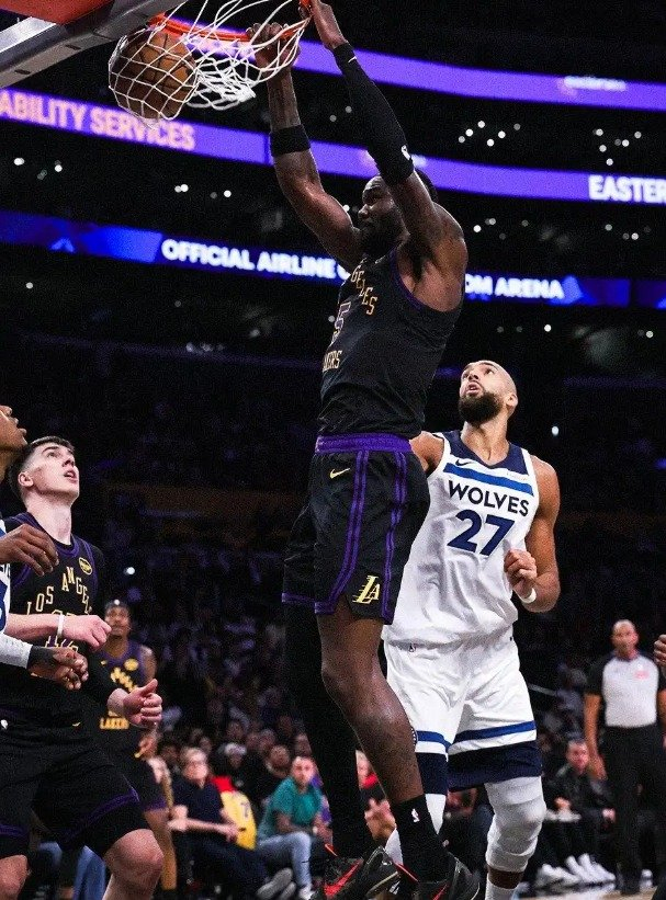 湖人主场大胜森林狼排名升至西部第四 东契奇里