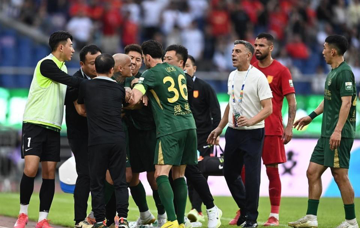 浙江外援米特里策染红引