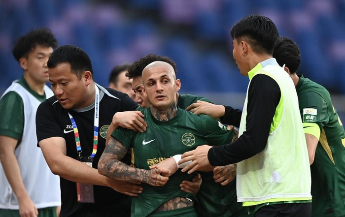 浙江外援米特里策染红引争议，重庆队或申诉首