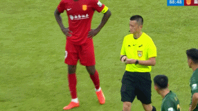 浙江外援米特里策染红引争议，重庆队或申诉首